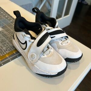 Nike Kids' Hustle D11 basketball shoe